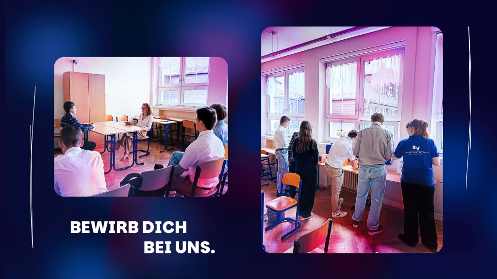 links: ein Foto eines Schülers, der mit der Personalreferentin Frau Lamblova an einem Tisch das Bewerbungsgespräch übt, die anderen schauen zu rechts: Die Schüler schauen sich das mitgebrachte Stoffmaterial an