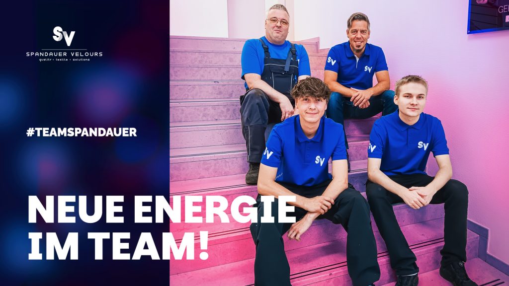 die beiden neuen Azubis sitzen mit ihren Ausbildern auf einer Treppe