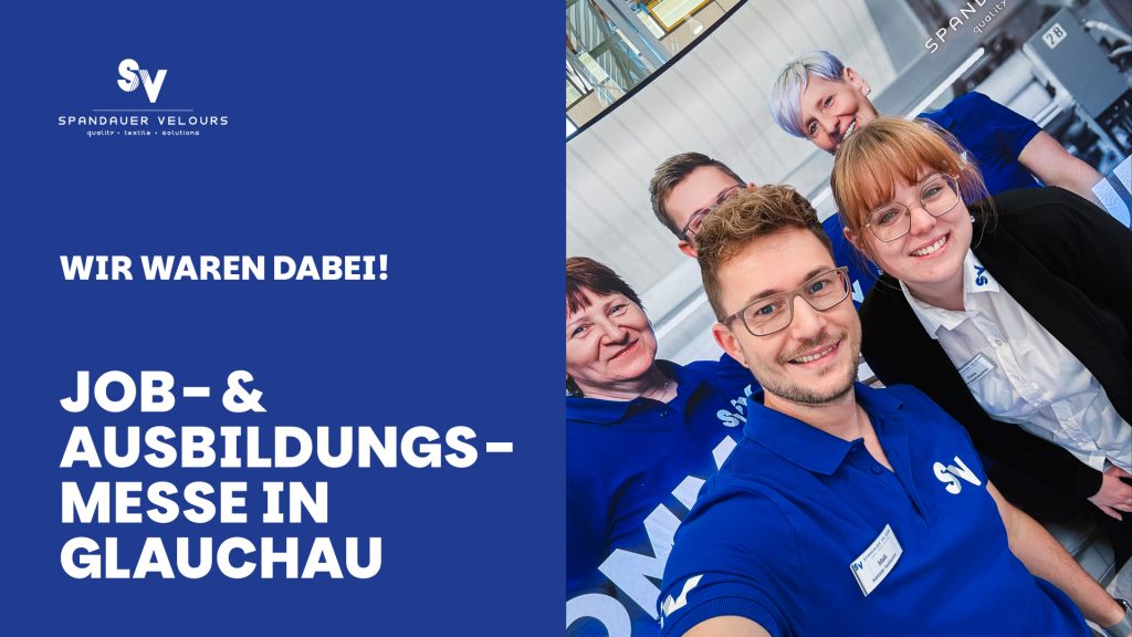 Team Spandauer Velours: Selfie von lächelnden Mitarbeitern in blauen Shirts am Messestand. Zeigt das freundliche Team und die Unternehmenskultur. Job und Ausbildung bei Spandauer Velours.