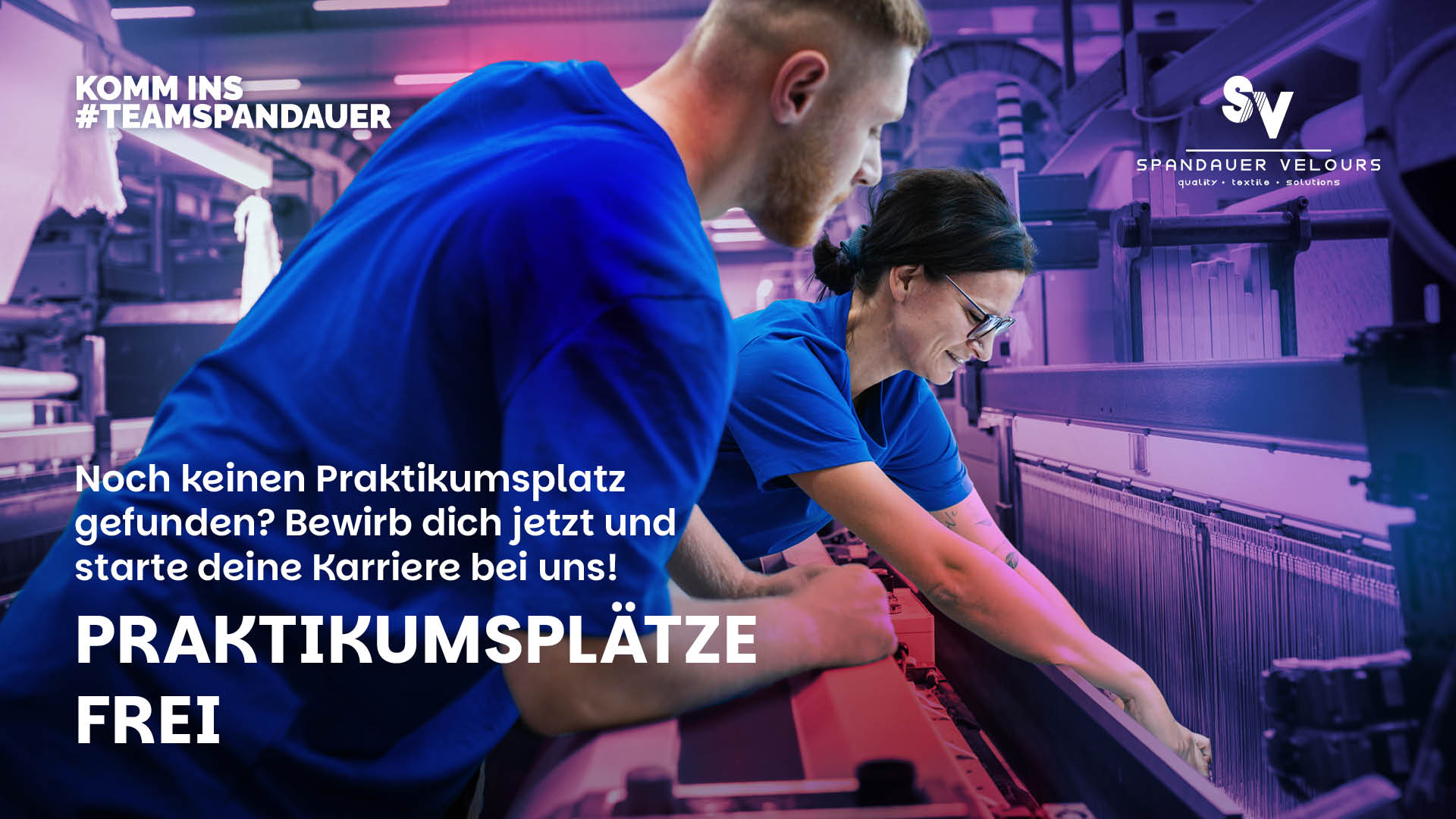 Ein Werbebild der Firma Spandauer Velours, das zwei Mitarbeitende in blauen Arbeitshemden bei der Arbeit an einer großen, beleuchteten Textilmaschine zeigt. Der Fokus liegt auf der Aufforderung zur Bewerbung für freie Praktikumsplätze. Die Slogans lauten "KOMM INS #TEAMSPANDAUER" und "PRAKTIKUMSPLÄTZE FREI".