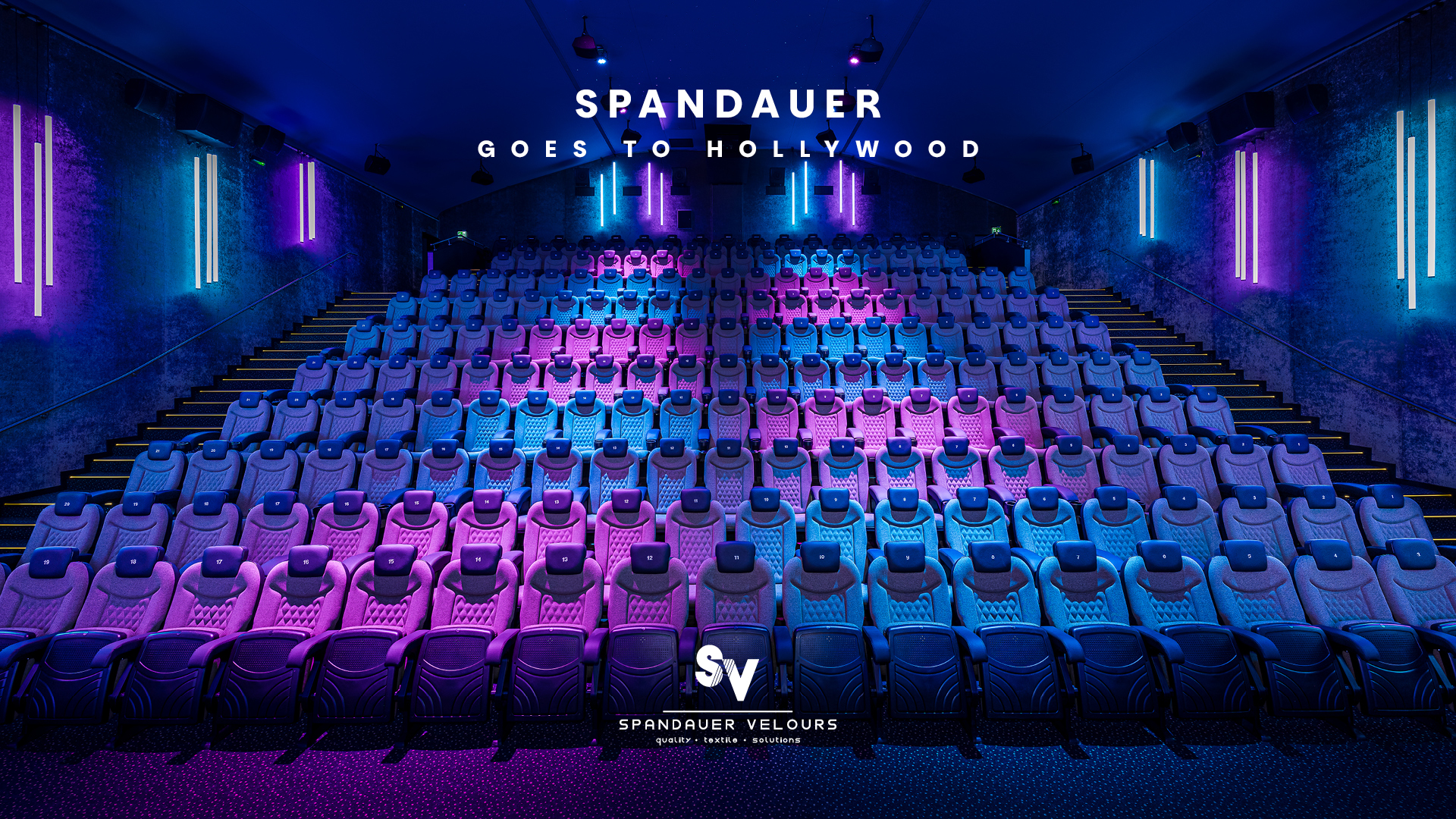 Eine weite Aufnahme eines leeren, modernen Kinosaals mit aufsteigenden Reihen von bequemen Kinositzen in Blau- und Grautönen. Die Sitze sind mit hochwertigem Textil von Spandauer Velours bezogen. Neonlichter in Blau und Magenta beleuchten den Raum. Oben steht der Slogan "SPANDAUER GOES TO HOLLYWOOD", was die Qualität der Kinobestuhlung unterstreicht.