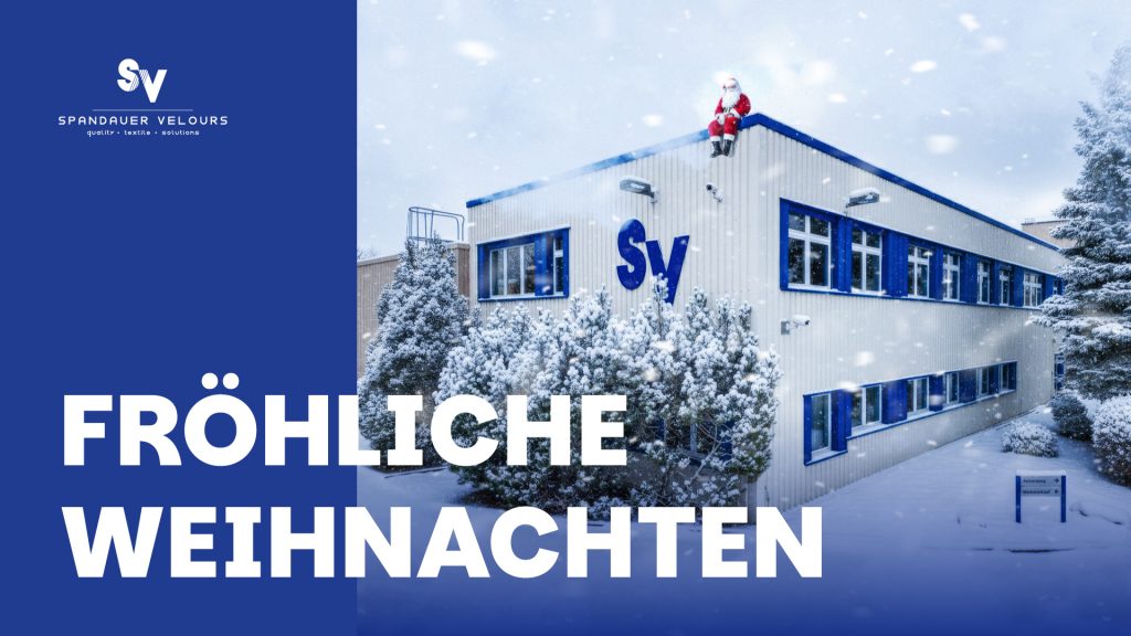 Eine winterliche Außenansicht des Hauptgebäudes von Spandauer Velours, das mit Schnee bedeckt ist. Auf dem Dachfirst sitzt eine Figur des Weihnachtsmannes. Die umliegenden Büsche und Bäume sind ebenfalls verschneit. Große weiße Schrift überlagert das Bild mit dem Gruß "FRÖHLICHE WEIHNACHTEN" und dem Firmenlogo SV SPANDAUER VELOURS in der oberen linken Ecke.