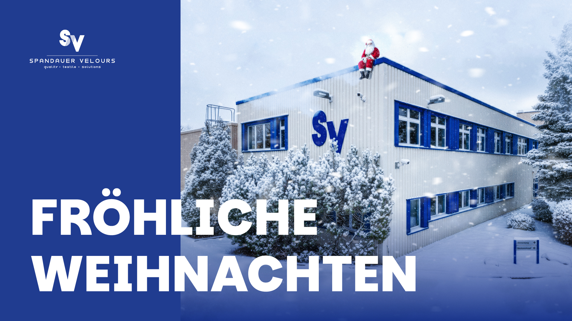 Eine winterliche Außenansicht des Hauptgebäudes von Spandauer Velours, das mit Schnee bedeckt ist. Auf dem Dachfirst sitzt eine Figur des Weihnachtsmannes. Die umliegenden Büsche und Bäume sind ebenfalls verschneit. Große weiße Schrift überlagert das Bild mit dem Gruß "FRÖHLICHE WEIHNACHTEN" und dem Firmenlogo SV SPANDAUER VELOURS in der oberen linken Ecke.