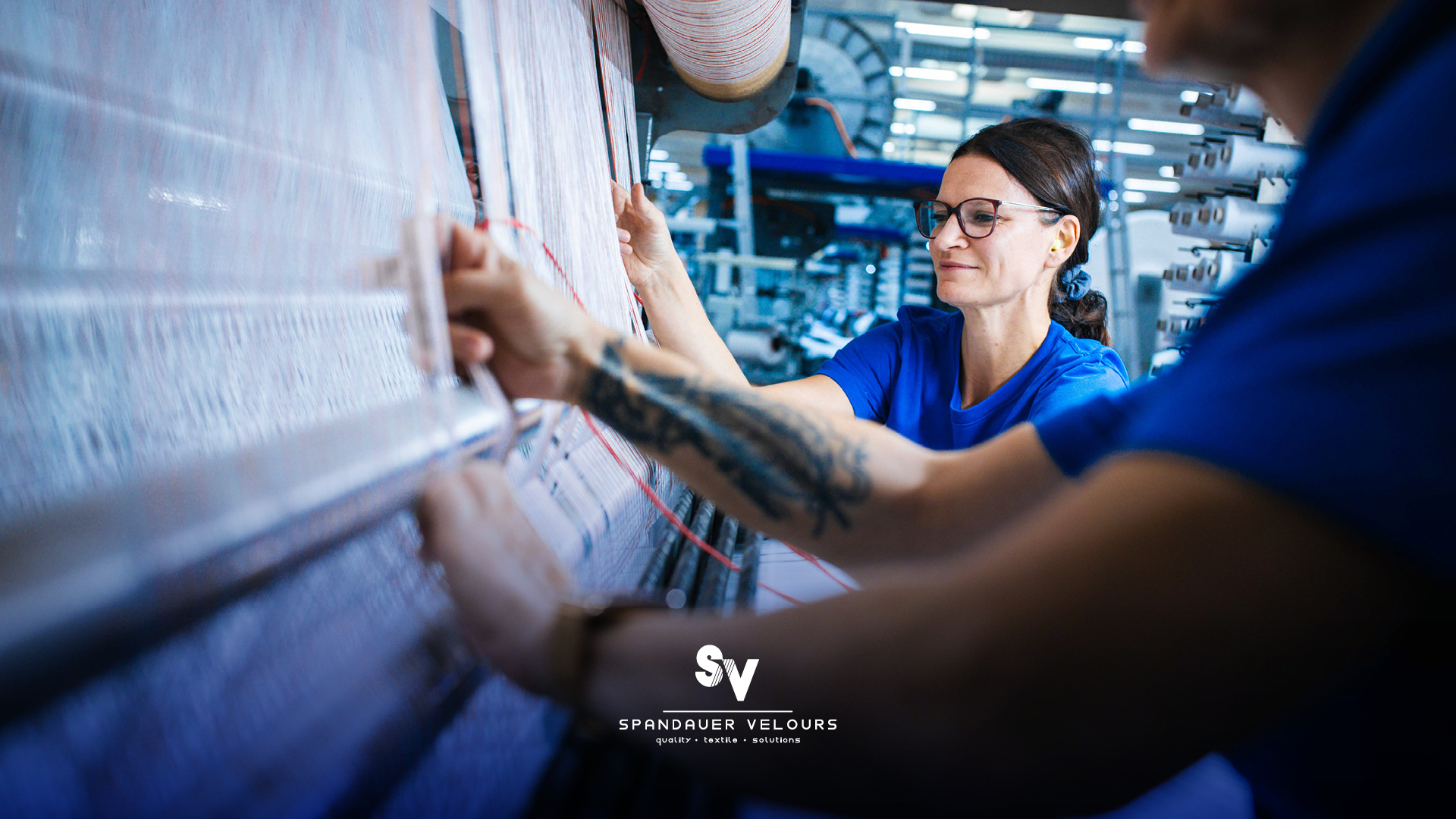 Präzise Handarbeit in der Weberei von Spandauer Velours in Lichtenstein/Sachsen: Mitarbeiterinnen prüfen die Kettfäden an einer modernen Textilmaschine für hochwertige Veloursstoffe