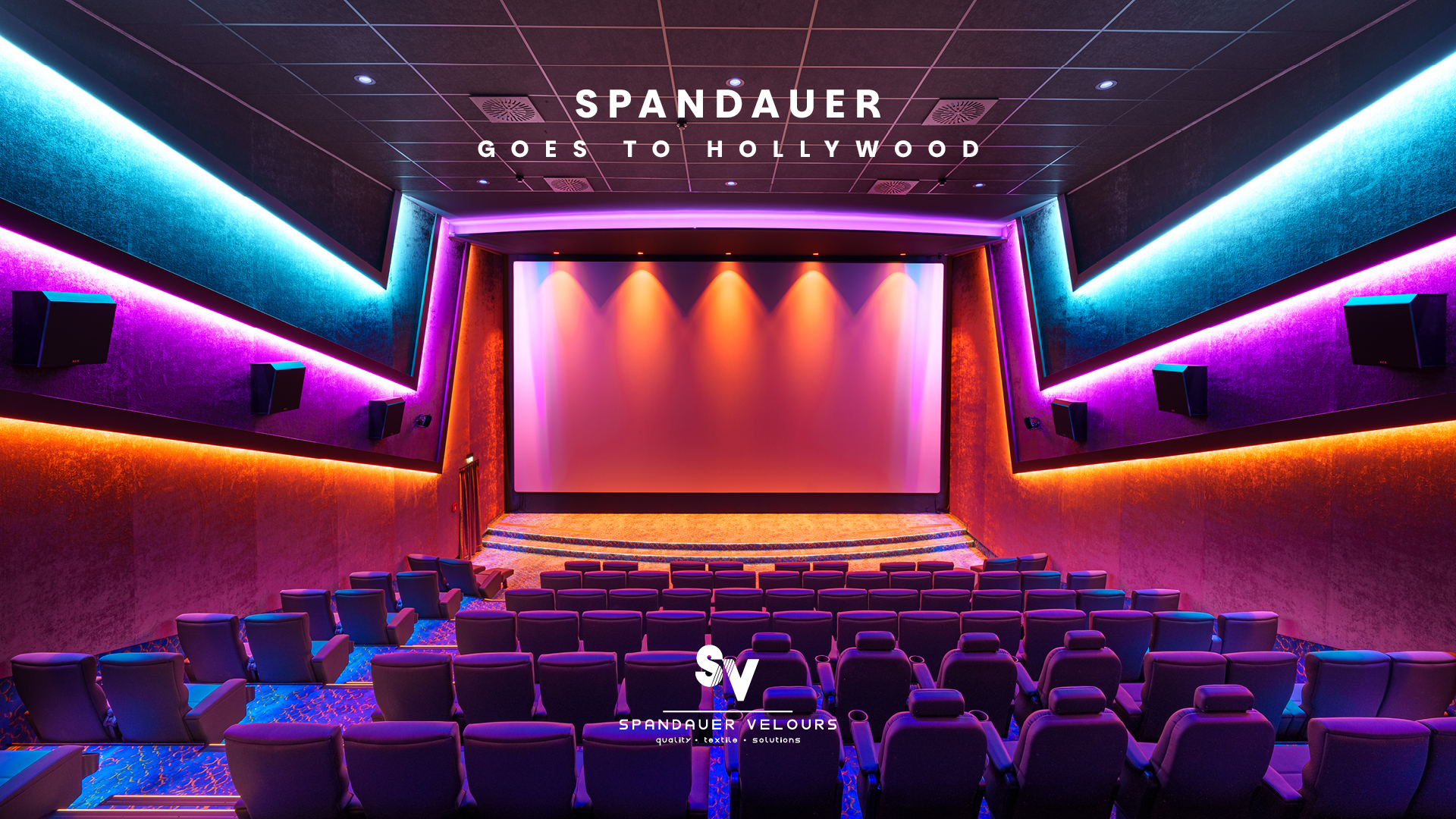 „Werbegrafik mit dem Titel ‚SPANDAUER GOES TO HOLLYWOOD‘. Das Bild zeigt den Innenraum eines modernen Kinosaals mit violetten Sesseln und farbiger Neon-Beleuchtung. Unten das Logo von SPANDAUER VELOURS.“