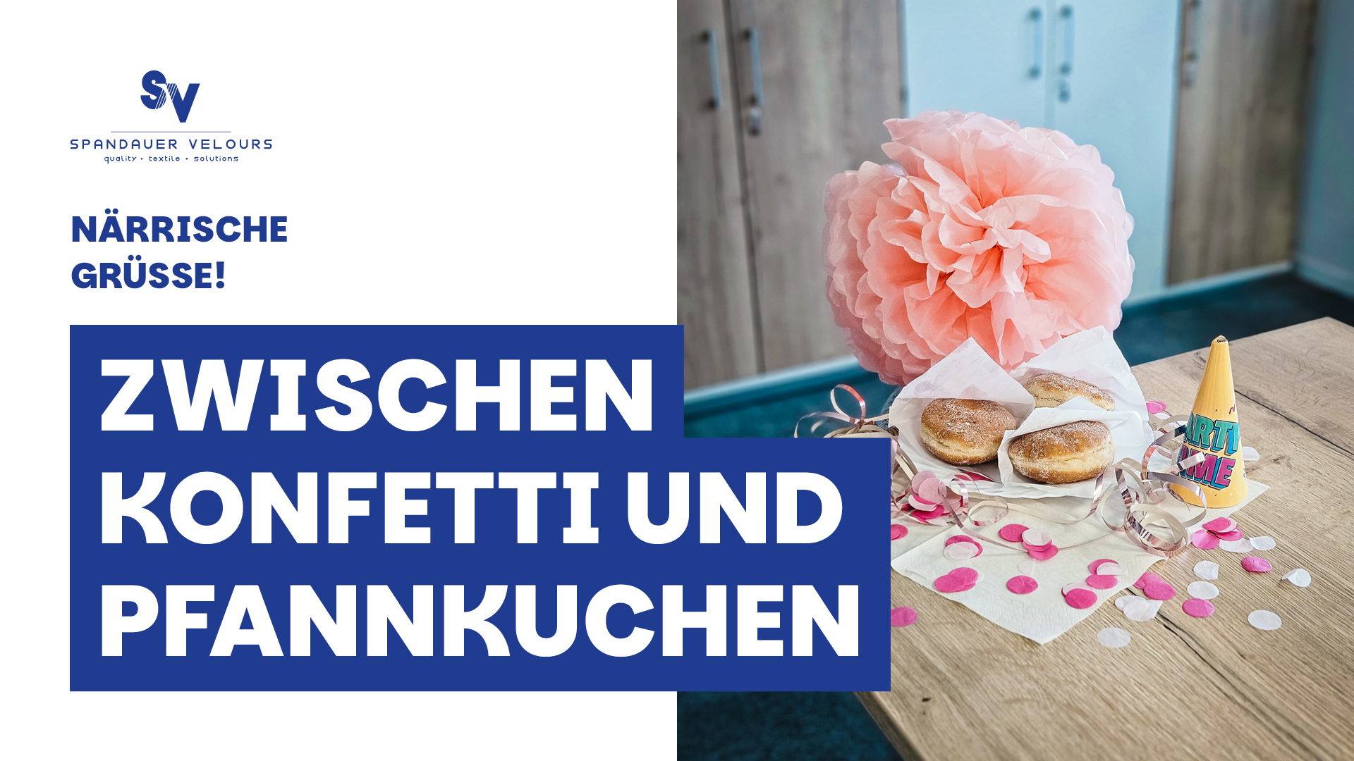 Ein festlich dekoriertes Stillleben zum Thema Fasching auf einer Holzoberfläche. Im Zentrum stehen drei mit Puderzucker bestreute Berliner (Pfannkuchen), die in weißem Papier angerichtet sind. Dahinter prangt eine große, hellrosa Papierblume (Pompon). Die Szene ist mit rosa und weißem Konfetti, glänzenden Luftschlangen und einem gelben Partyhütchen mit der Aufschrift „Party Time“ geschmückt. Der Text im Bild lautet oben links: „NÄRRISCHE GRÜSSE!“ und unten in einem blauen Kasten: „ZWISCHEN KONFETTI UND PFANNKUCHEN“.