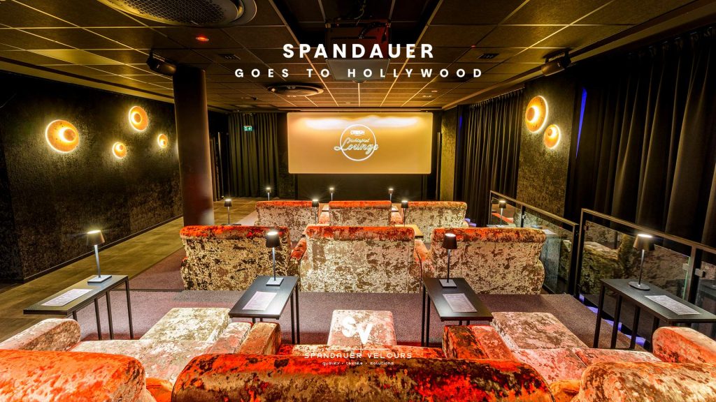 Luxuriöse Lichtspiel Lounge in Euskirchen mit Wandbespannung aus Virginia CS von Spandauer Velours und fließenden Vorhängen aus Viola CS für optimale Raumakustik.