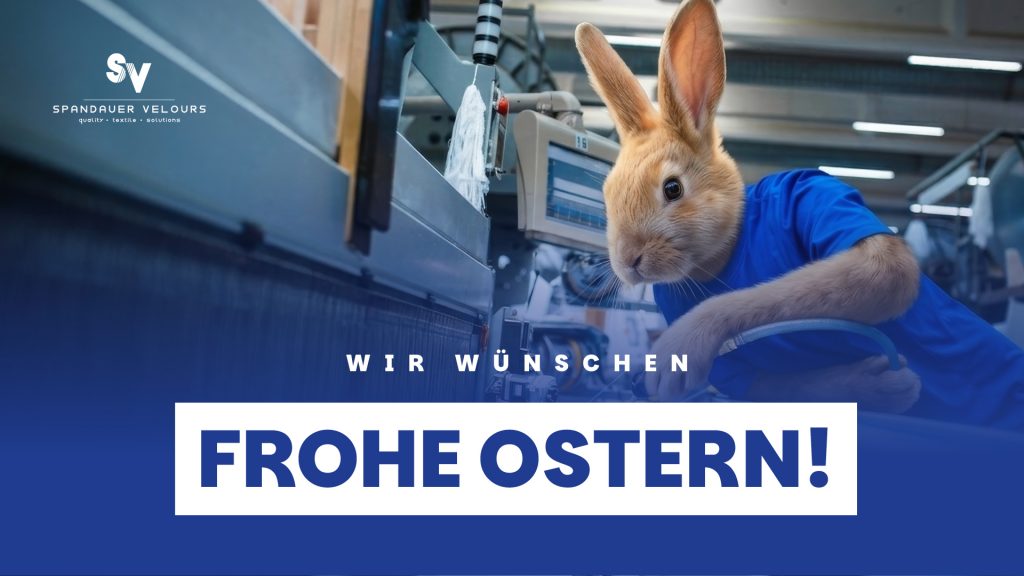 KI-generierte Ostergrüße von Spandauer Velours: Ein Hase im blauen Arbeitskittel bedient eine Textilmaschine in der Produktionshalle. Im Vordergrund steht der Schriftzug ‚WIR WÜNSCHEN FROHE OSTERN!‘.