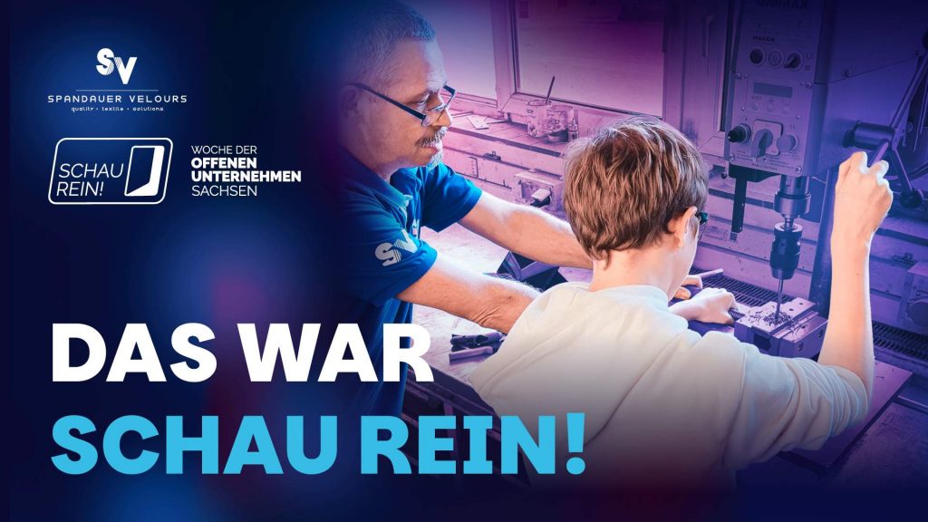 Ein erfahrener Mitarbeiter von Spandauer Velours zeigt einem Jugendlichen die Arbeit an einer Industriemaschine während der Woche der offenen Unternehmen Sachsen „SCHAU REIN!“. Text: Das war SCHAU REIN!