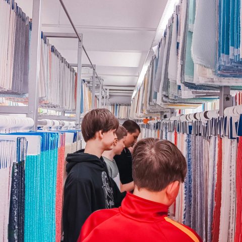 Schüler besichtigen das umfangreiche Stofflager und die Textilmuster von Spandauer Velours im Rahmen der Aktion „SCHAU REIN!“ zur Berufsorientierung.