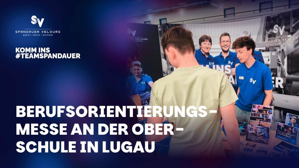 Einladendes Banner der Berufsorientierungsmesse an der Oberschule Lugau mit dem Team von Spandauer Velours. Im Vordergrund stehen Schüler an einem Messestand, darüber steht der Text „Berufsorientierungsmesse an der Oberschule in Lugau“ und der Hashtag #TeamSpandauer.