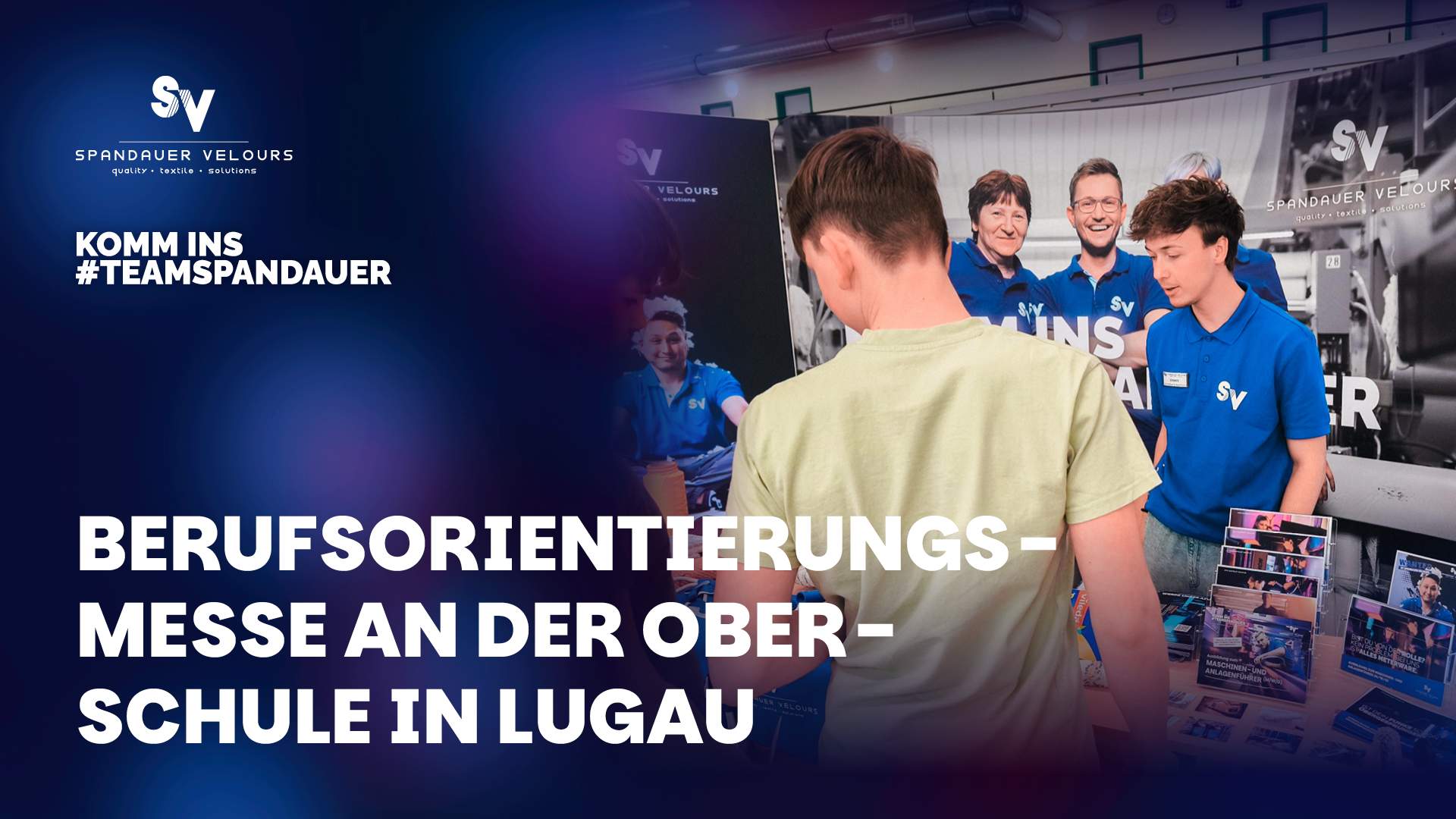 Einladendes Banner der Berufsorientierungsmesse an der Oberschule Lugau mit dem Team von Spandauer Velours. Im Vordergrund stehen Schüler an einem Messestand, darüber steht der Text „Berufsorientierungsmesse an der Oberschule in Lugau“ und der Hashtag #TeamSpandauer.