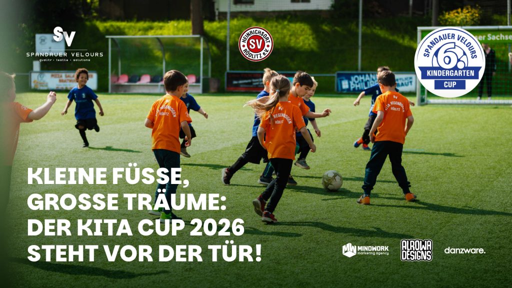 Ankündigungsposter zum Kita-Cup 2026 von Spandauer Velours auf einem Fußballplatz. Kinder in orangen und blauen Trikots spielen Fußball. Im Vordergrund steht der Text „Kleine Füße, große Träume: Der Kita-Cup 2026 steht vor der Tür!“. Logos von Spandauer Velours, SV Heinrichsort/Rödlitz, Mindwork, Alrowa Designs und Danzware sind sichtbar.