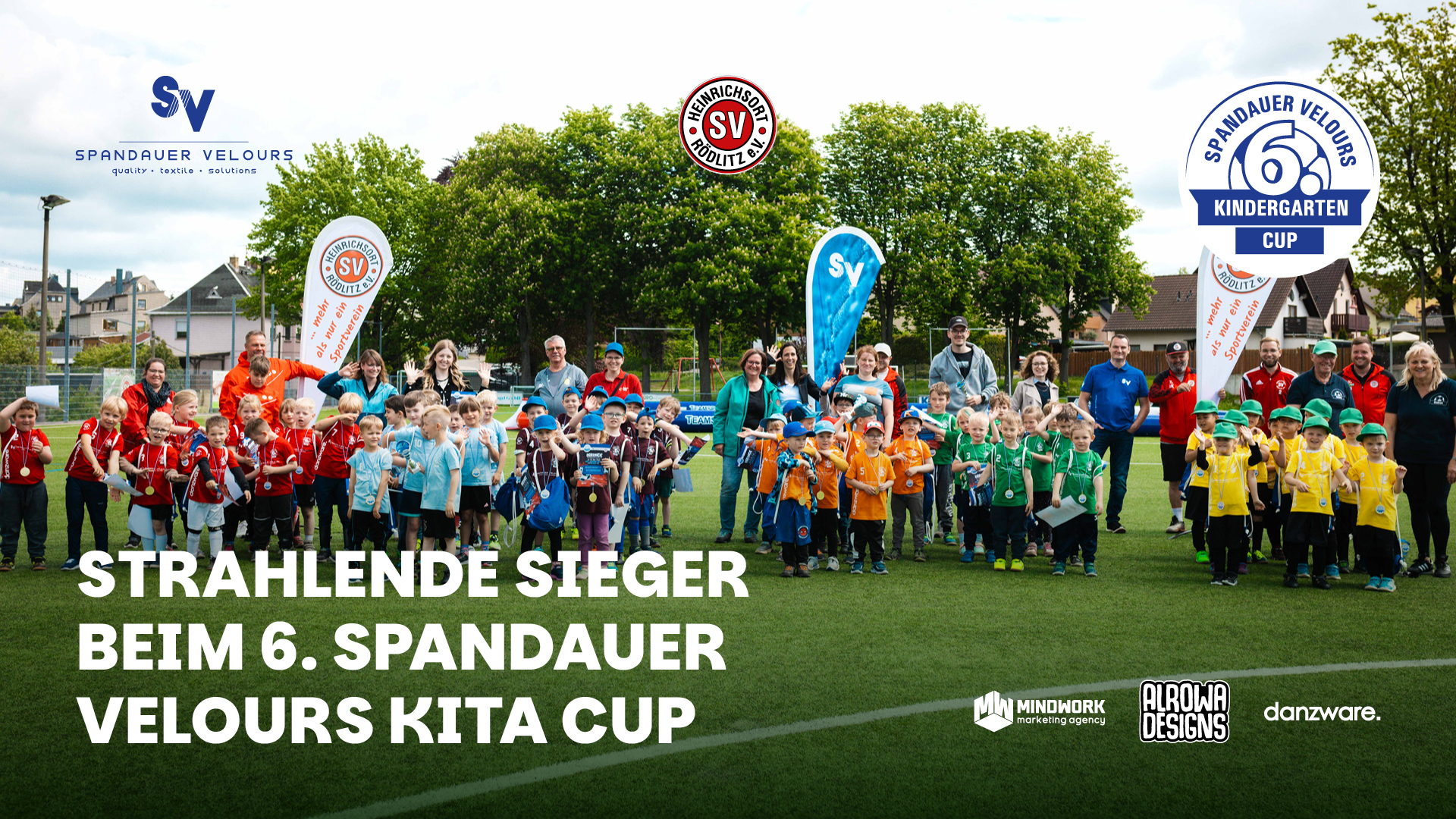 Gruppenfoto aller teilnehmenden Kinder und Betreuer auf dem Fußballplatz beim 6. Spandauer Velours Kindergarten Cup mit den Logos der Sponsoren und Vereine.