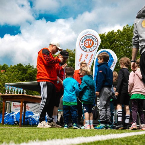 17. Siegerehrung beim Jugendturnier des SV Heinrichsort Rödlitz e.V., bei der Trainer Medaillen an die teilnehmenden Kinder überreichen.