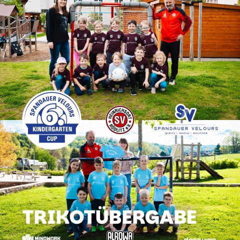 Social-Media-Grafik zur Trikotübergabe beim 6. Spandauer Velours Kindergarten Cup. Das Bild ist in zwei Gruppenfotos unterteilt: Oben posiert eine Kindergarten-Fußballmannschaft in weinroten Trikots vor einem kleinen Fußballtor im Garten. Unten kniet und steht eine weitere Mannschaft in hellblauen Trikots auf einer Wiese, während die Betreuer ein Trikot mit der Aufschrift „Kita Fuchsbau“ hochhalten. Mittig sind die Logos vom „Spandauer Velours Kindergarten Cup“, „SV Heinrichsort / Rödlitz e.V.“ und Sponsorenlogos platziert. Großer weißer Text im unteren Bereich: „TRIKOTÜBERGABE“.