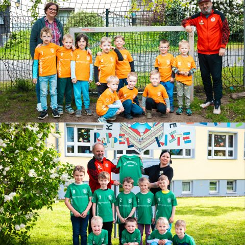 Zwei zusammengesetzte Gruppenfotos von glücklichen Kindergarten-Fußballteams. Das obere Foto zeigt eine Kindermannschaft in leuchtend orangefarbenen Trikots mit Rückennummern, die zusammen mit zwei Betreuern vor einem Fußballtor auf dem Sportplatz stehen. Das untere Foto zeigt eine Mannschaft in kräftig grünen Trikots vor dem Schild der Kita „Rappelkiste“. Ein Betreuer im roten Trainingsanzug und eine Erzieherin halten gemeinsam das grüne Vereinstrikot in die Kamera.