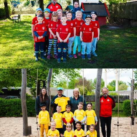 Zwei Gruppenbilder von Nachwuchs-Fußballmannschaften im Freien. Im oberen Bild steht ein Kinderteam in roten Trikots eng zusammen auf einer grünen Wiese, im Hintergrund begleiten zwei Erwachsene die Übergabe. Das untere Bild zeigt eine Mannschaft in knallgelben Trikots auf einem Spielplatz mit Hackschnitzel-Boden. Die Betreuer präsentieren stolz ein gelbes Trikot mit dem Aufdruck „Kita Knusperland“.