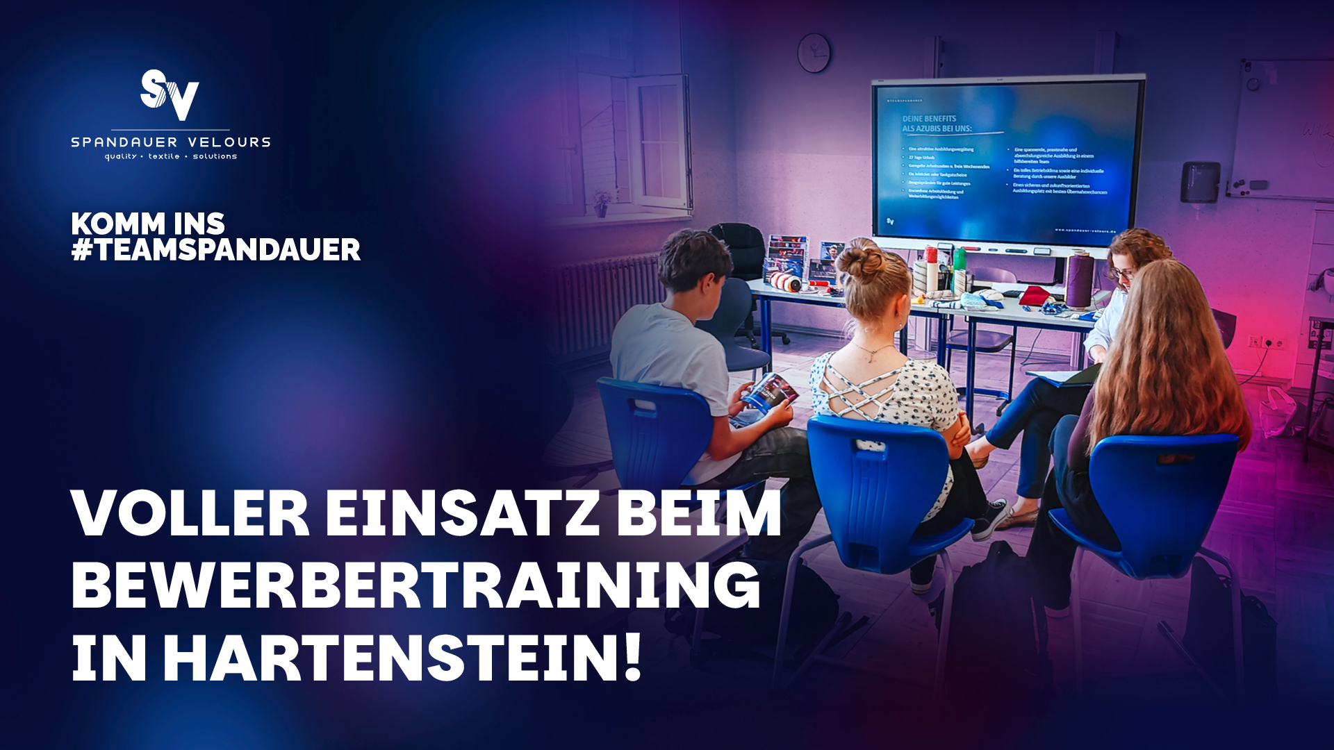 Schüler sitzen im Kreis beim Bewerbertraining der Spandauer Velours an der Oberschule Hartenstein und schauen auf eine Präsentation über Ausbildungsvorteile.