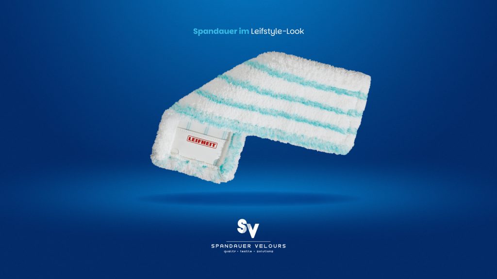 Leifheit Wischbezug Profi XL micro duo von Spandauer Velours, gefaltet auf blauem Hintergrund mit Markenlogo.