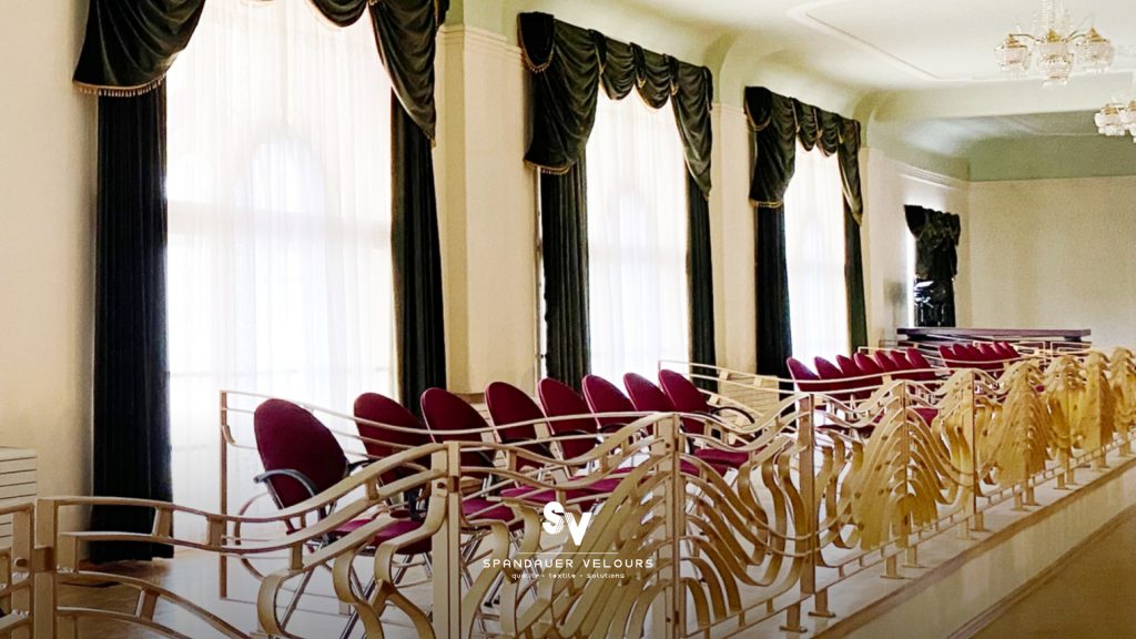 Hochwertige Veloursvorhänge im Ballhaus Zwickau: Elegante Fensterdraperien aus Trevira CS Objektvelours von Spandauer Velours im historischen Konzertsaal „Neue Welt“.