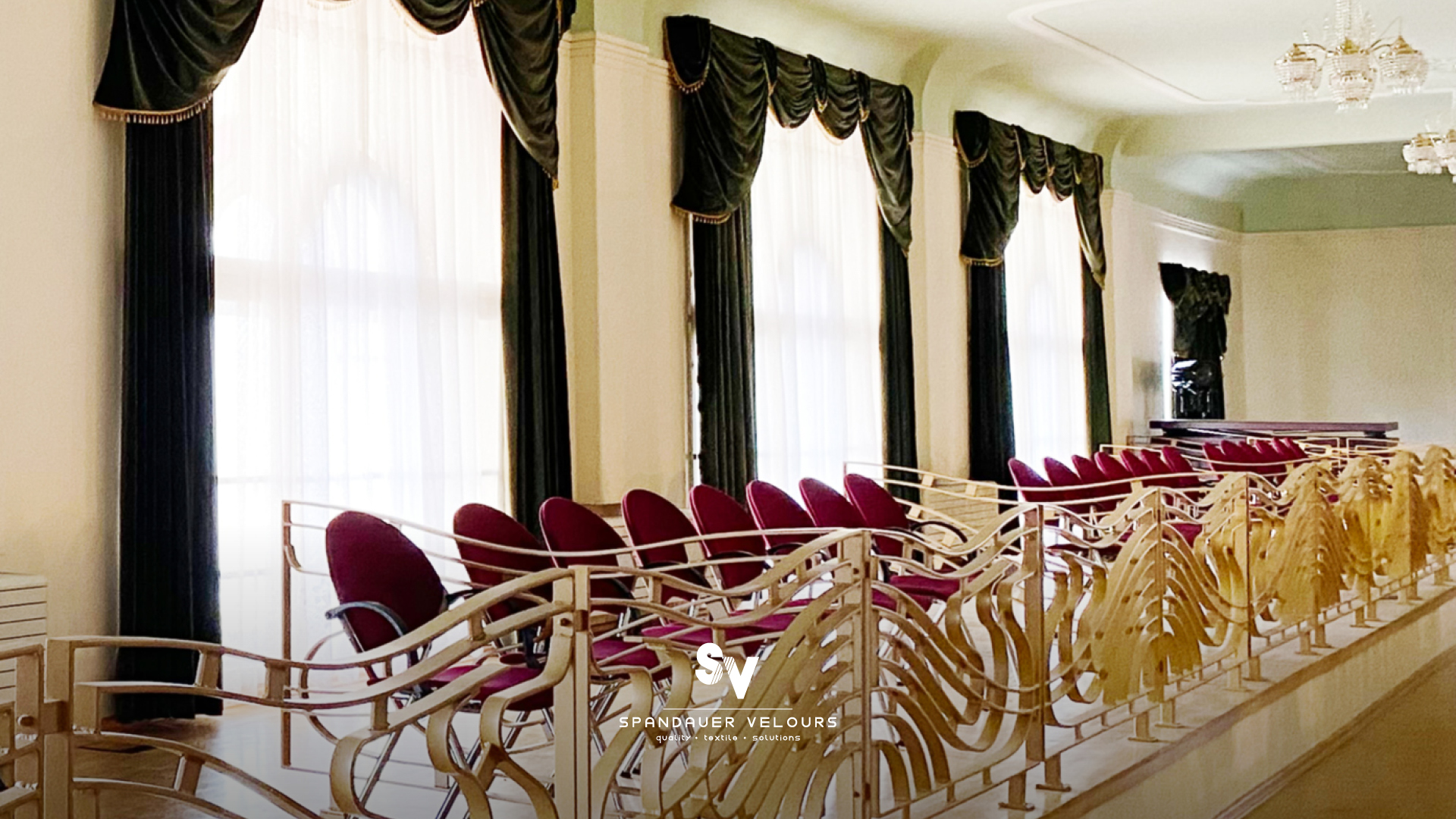 Hochwertige Veloursvorhänge im Ballhaus Zwickau: Elegante Fensterdraperien aus Trevira CS Objektvelours von Spandauer Velours im historischen Konzertsaal „Neue Welt“.