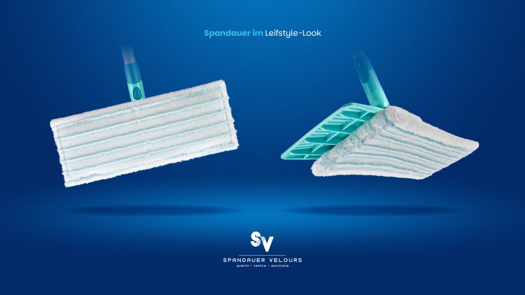 Unteransicht des Spandauer Velours Wischpads Picobello super soft für empfindliche Holzböden mit türkisfarbener Klapphalterung und Stiel vor blauem Hintergrund.