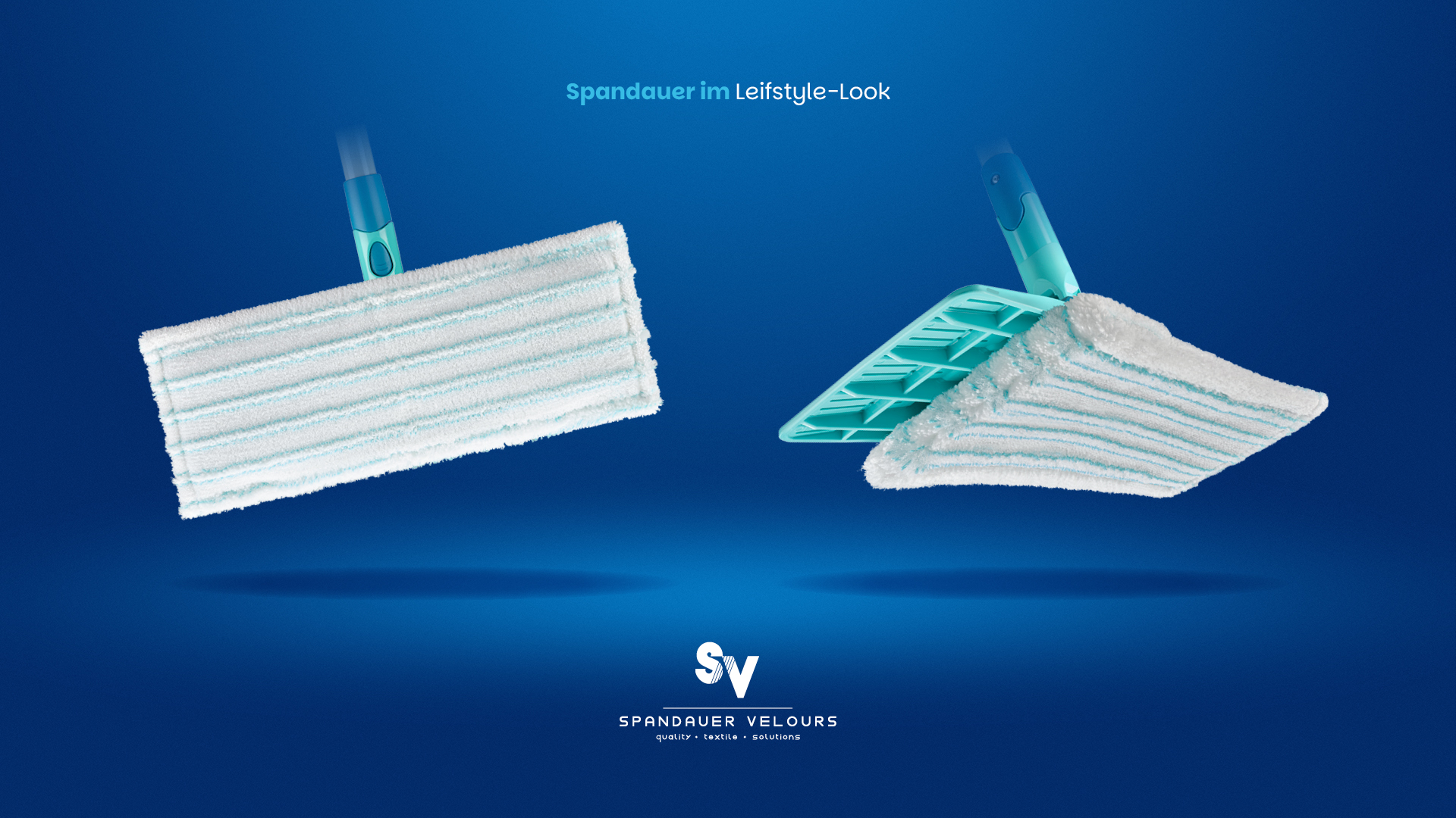 Unteransicht des Spandauer Velours Wischpads Picobello super soft für empfindliche Holzböden mit türkisfarbener Klapphalterung und Stiel vor blauem Hintergrund.