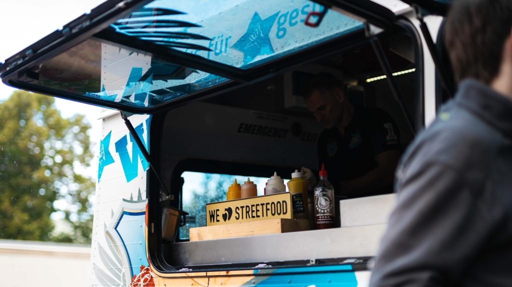 Foodtruck von W.I.P Food auf dem Gelände von Spandauer Velours mit geöffneter Ausgabeklappe und Streetfood-Ausstattung.