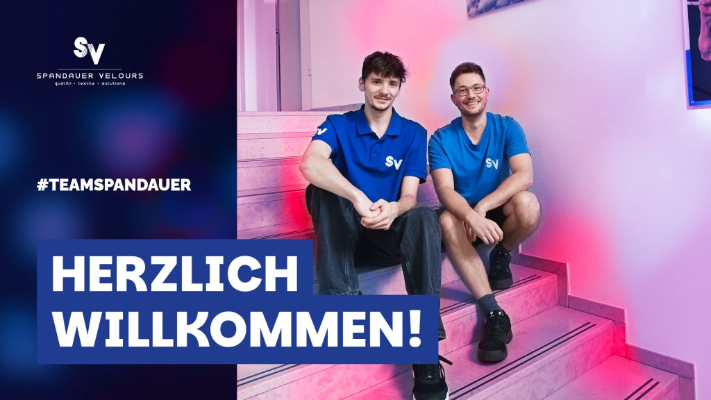 Neuer Azubi Erik (links) und Ausbilder Maik (rechts) sitzen im Treppenhaus und lächeln in die Kamera. Aufschrift: Herzlich Willkommen