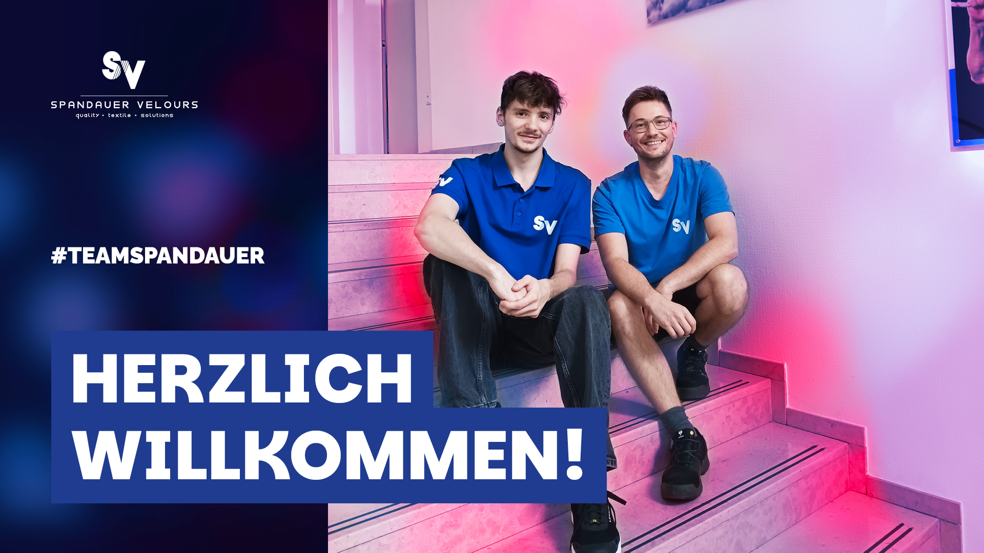 Neuer Azubi Erik (links) und Ausbilder Maik (rechts) sitzen im Treppenhaus und lächeln in die Kamera. Aufschrift: Herzlich Willkommen